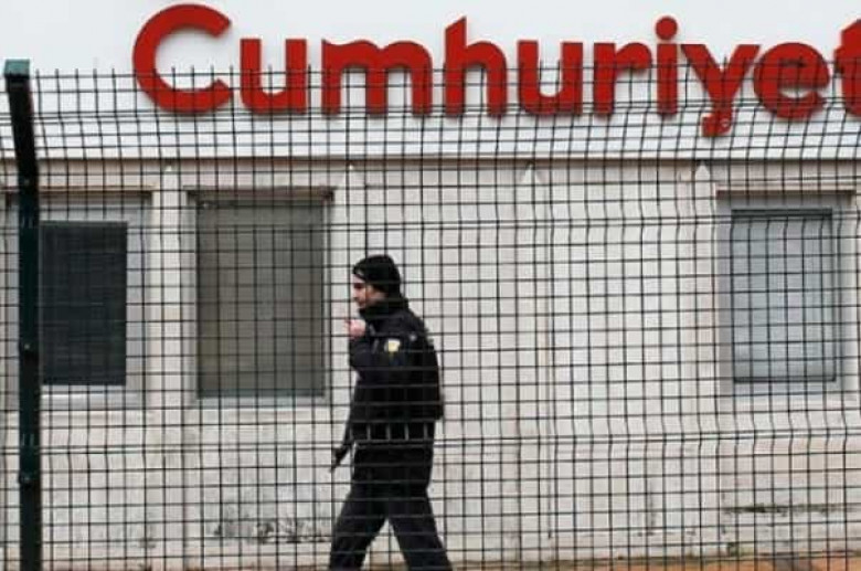 Թուրքիայում սկսվում է ընդդիմադիր «Ջումհուրիյեթ» պարբերականի խմբագրակազմի դեմ աղմկահարույց դատը