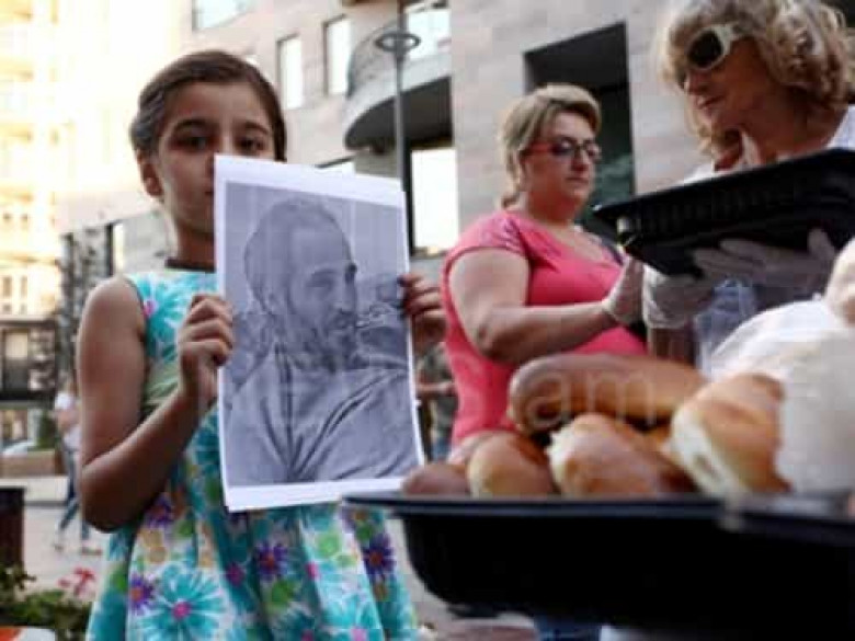 Հյուսիսային պողոտայում հաց եւ քաղցրավենիք են բաժանել՝ ի հիշատակ «Հաց բերողի» (Ֆոտո)