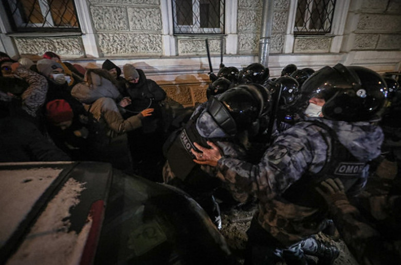 Նավալնիի դատավարության ու նրան ազատազրկելու դատավճռից հետո տեղի ունեցած բողոքի ակցիաների ընթացքում ավելի քան 1000 մարդ է ձերբակալվել, որից 828-ը՝ Մոսկվայում. РБК