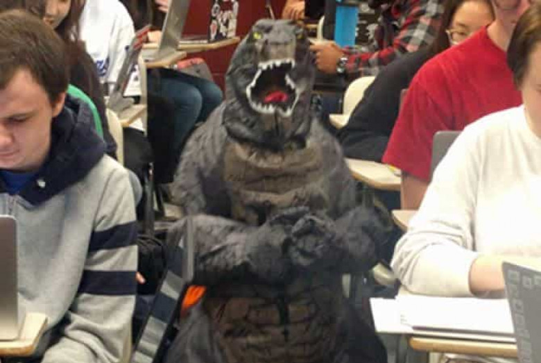 Ամերիկացի պրոֆեսորը որդուն պարապմունքների Է բերել Գոձիլայի զգեստով