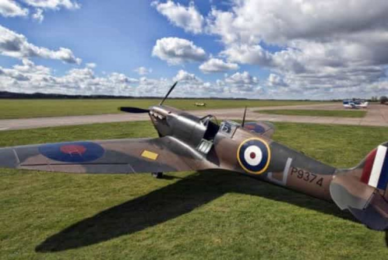 Բրիտանացի Էնտուզիաստը 1940-ական թվականների կործանիչ Է հավաքել ավտոտնակում