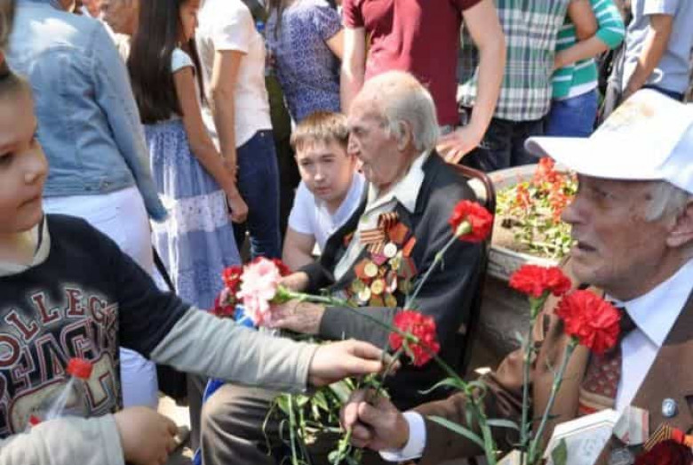 Աստանայում պատերազմի վետերանները Հաղթանակի օրվան ընդառաջ 1.5 հազարական դոլար են ստացել