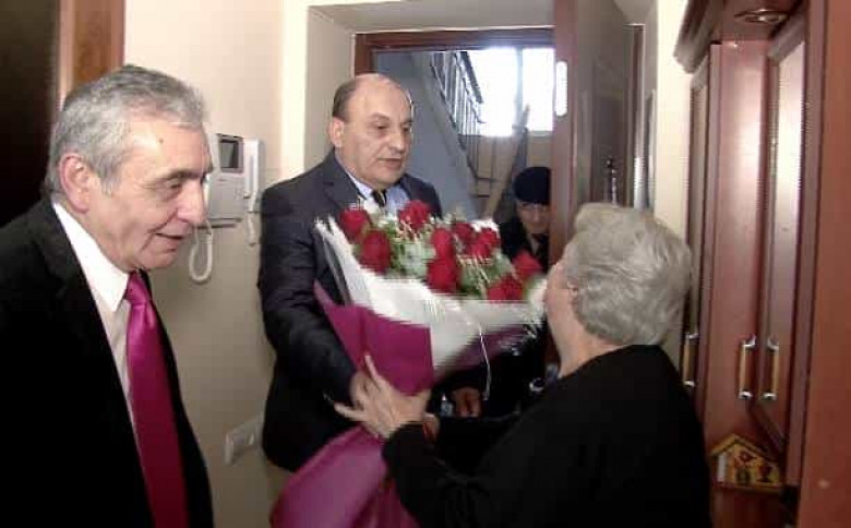 Մինչ ՀՀԿ-ն պորտապարի համերգի էր, մեծարել են 101-ամյա Աննա Բարսամյանին ու այլ վաստակավորների