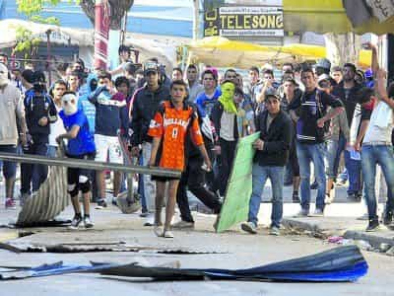 Թունիսում մրգավաճառի ինքնահրկիզումը ոստիկանության հետ բախում է սադրել