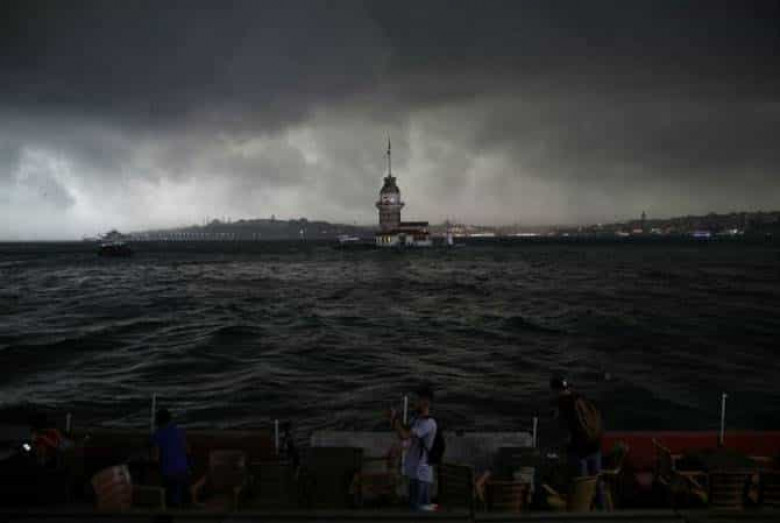 Ստամբուլը կաթվածահար է եղել հորդառատ անձրևների ու ուժեղ քամու պատճառով