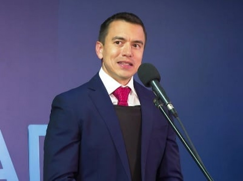 Автомобиль президента Эквадора обстреляли и забросали камнями