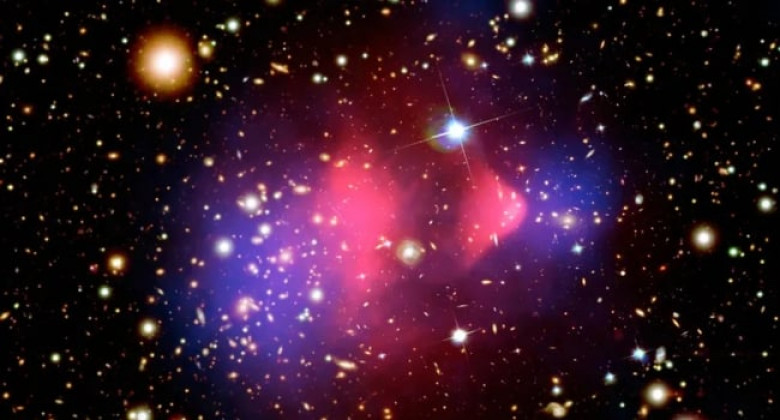 Не такая уж тёмная материя? Загадочное вещество может оставлять красные и синие «отпечатки» на свете