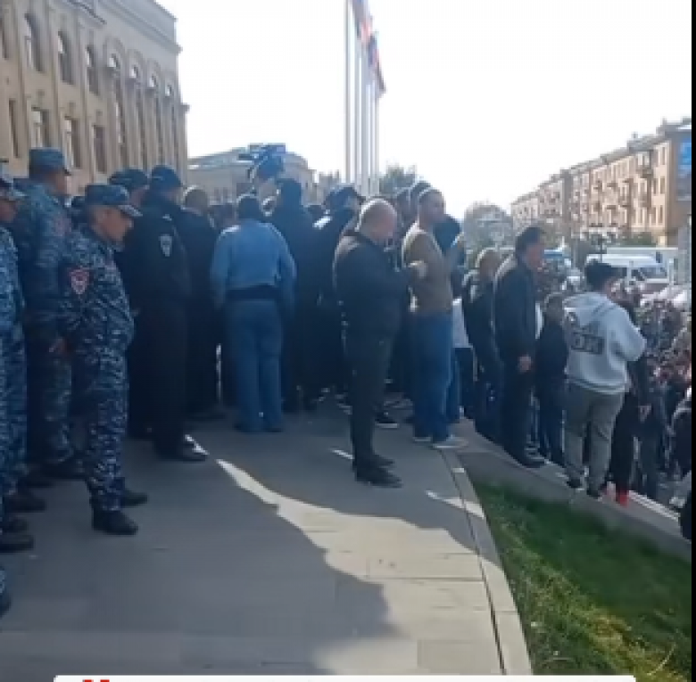 Գյումրեցիները հավաքվում են քաղաքապետարանի շենքի առջև․ «ՀայաՔվեի» Գյումրու գրասենյակը ևս տեղում է