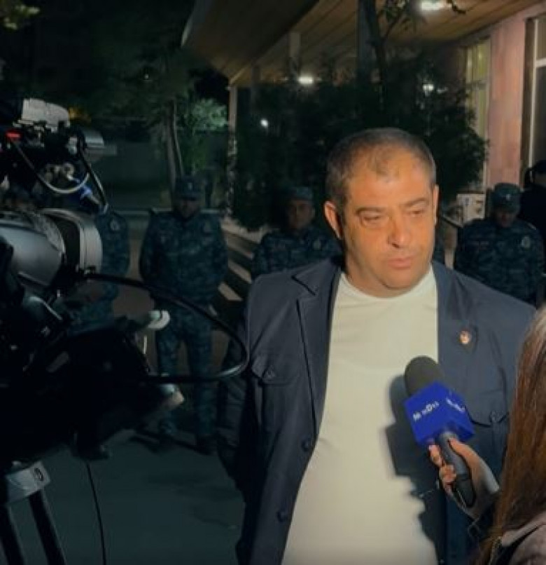 «Համահայկական ճակատ» կուսակցության անդամները գիշերը 1:30 հակակոռուպցիոն դատարանի առջև էին․ տեսանյութ