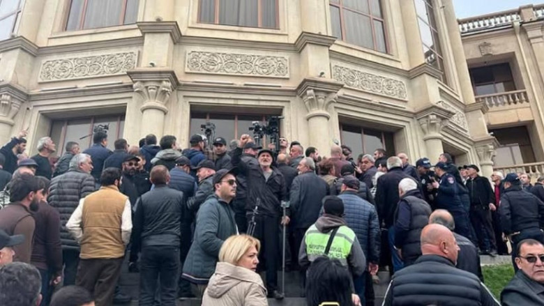 Հայաստանում ընդդիմադիր համայնքապետ լինելը նշանակում է դառնալ թիրախ. «Փաստ»