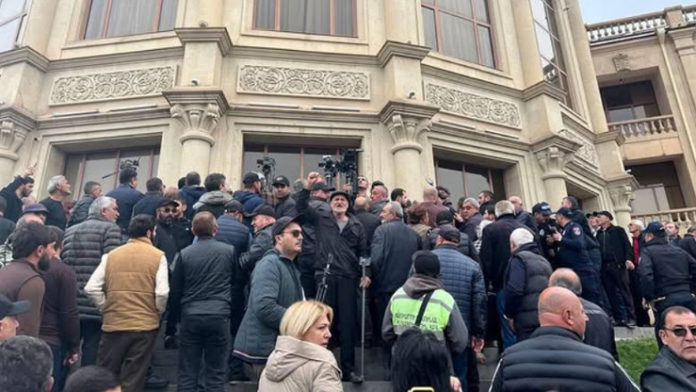 Հայաստանում ընդդիմադիր համայնքապետ լինելը նշանակում է դառնալ թիրախ