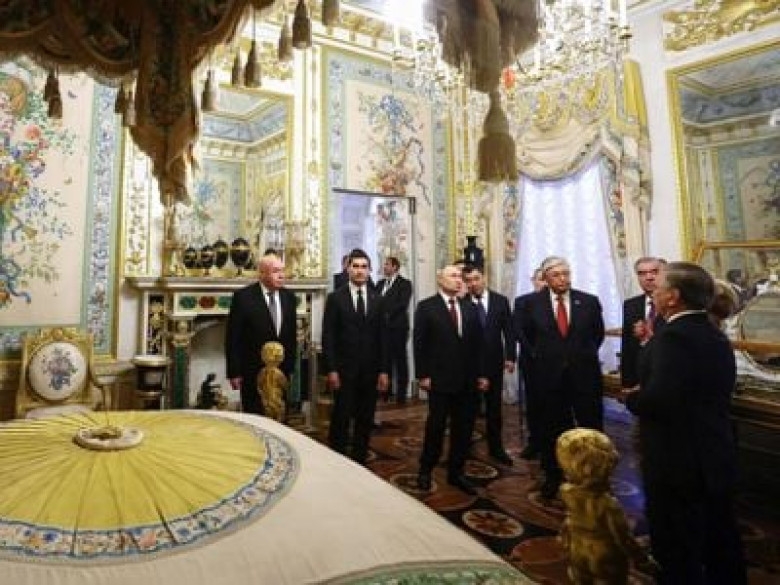 Путин и главы государств-участников СНГ посетили музей «Царское село»