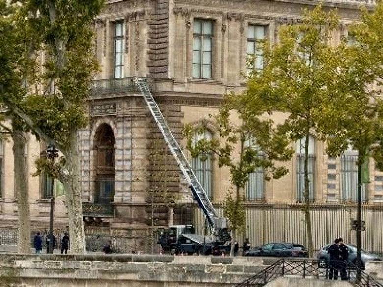 Появились подробности по делу об ограблении Лувра