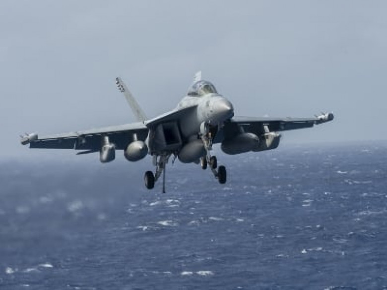 В Южно-Китайском море потерпели крушение истребитель и вертолет ВС США