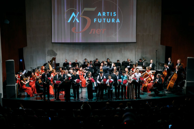 Young Musician from the “Born in Artsakh” Program, Arsen Safaryan, Performed at the Anniversary Concert of the “Artis Futura” Foundation with the Moscow “Russian Philharmonia” Symphony Orchestra